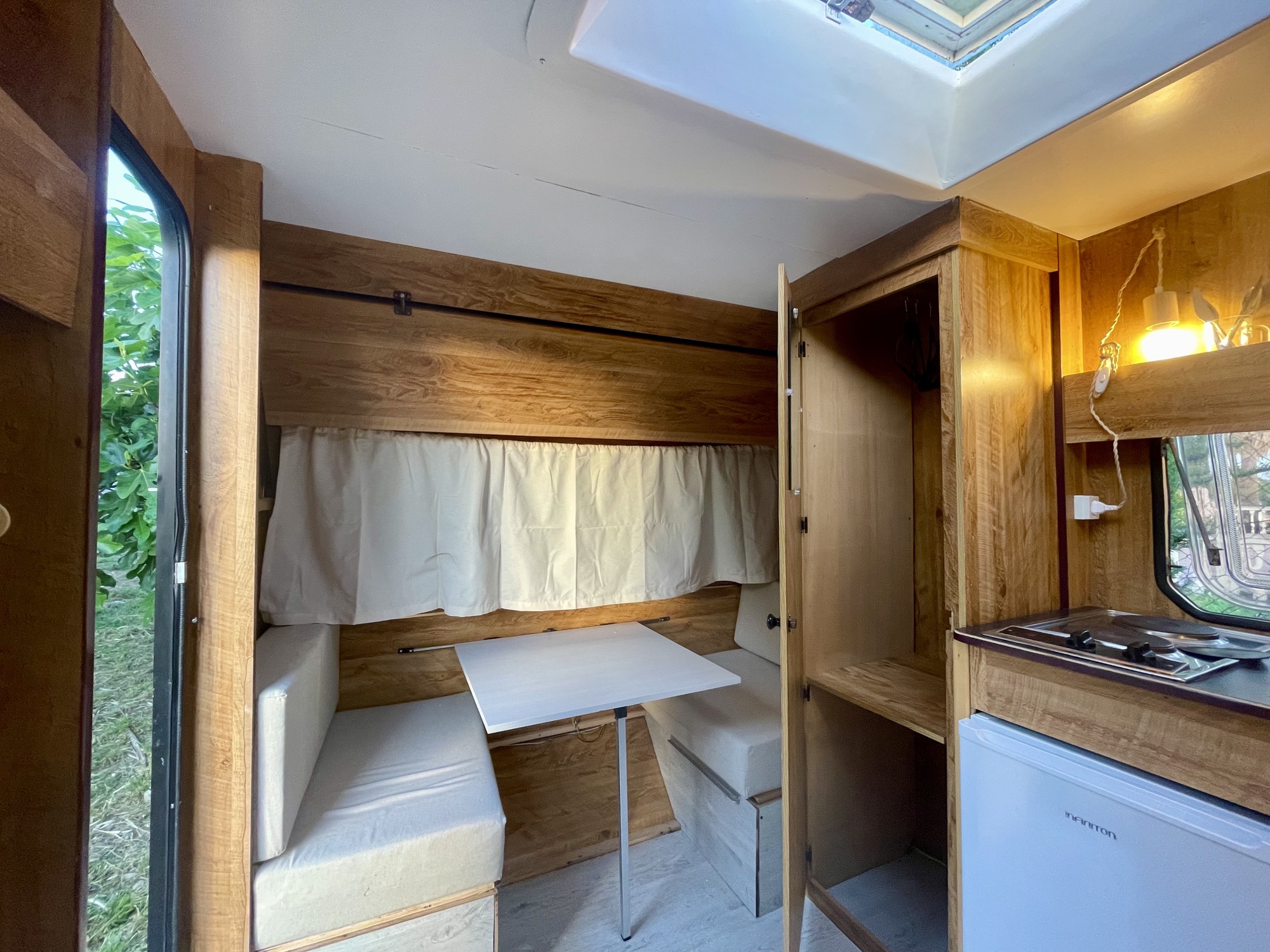 Zona comedor completa en madera cálida