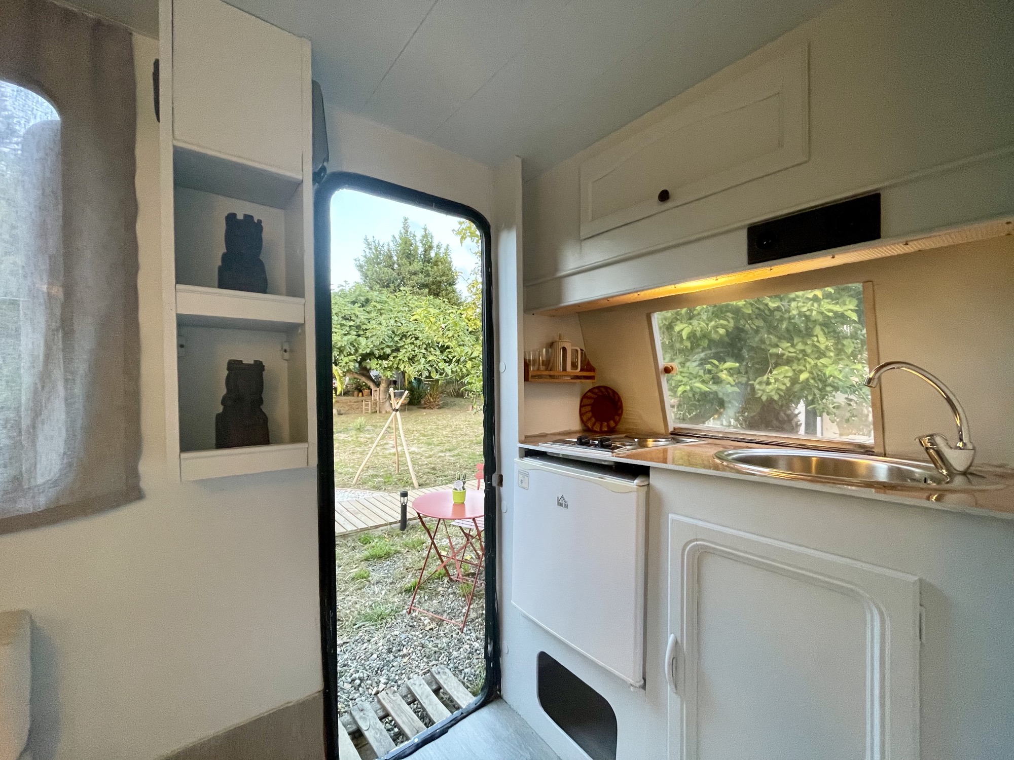 Cocina con vistas directas al limonero