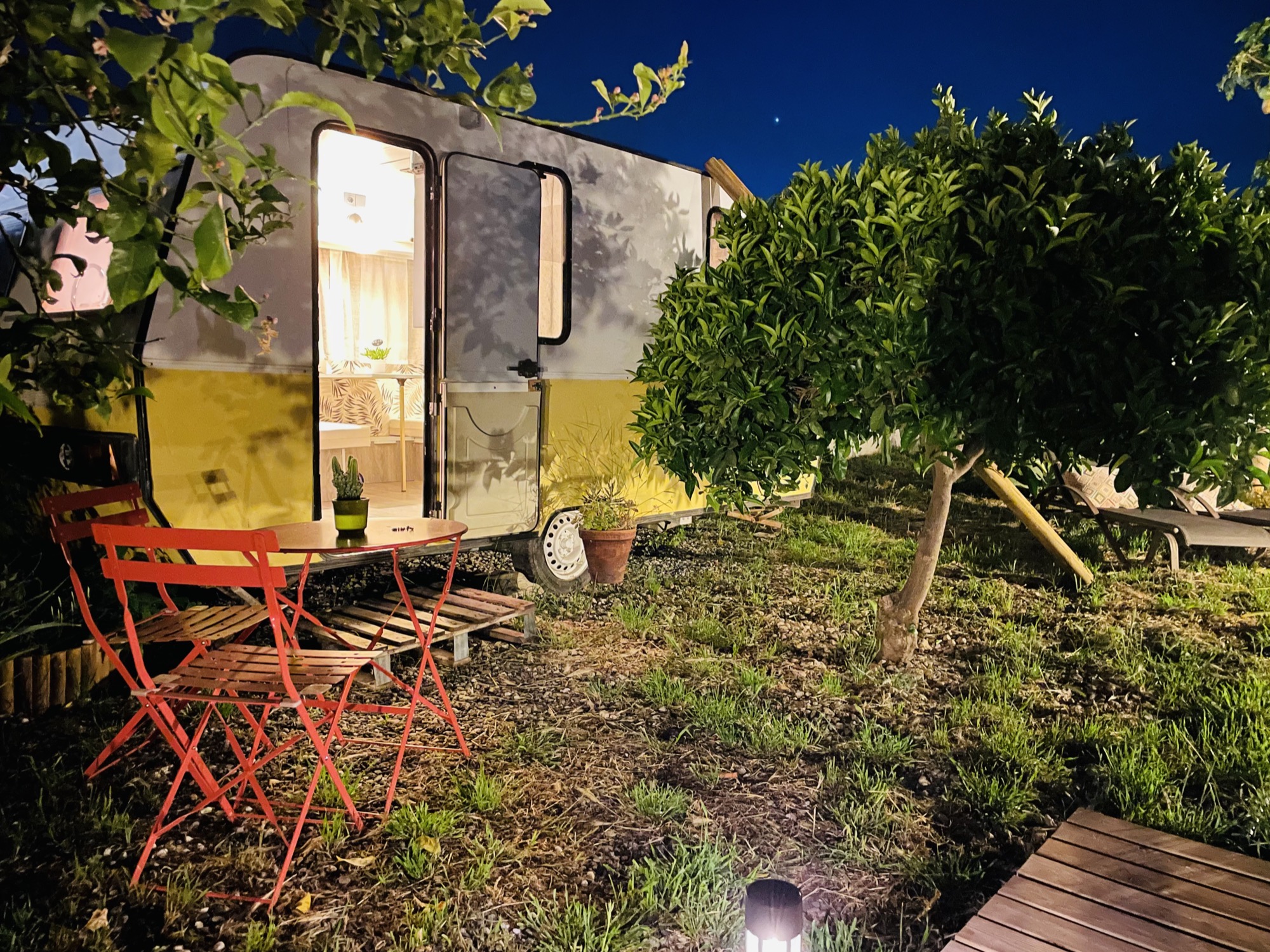 Limonero y caravana al atardecer