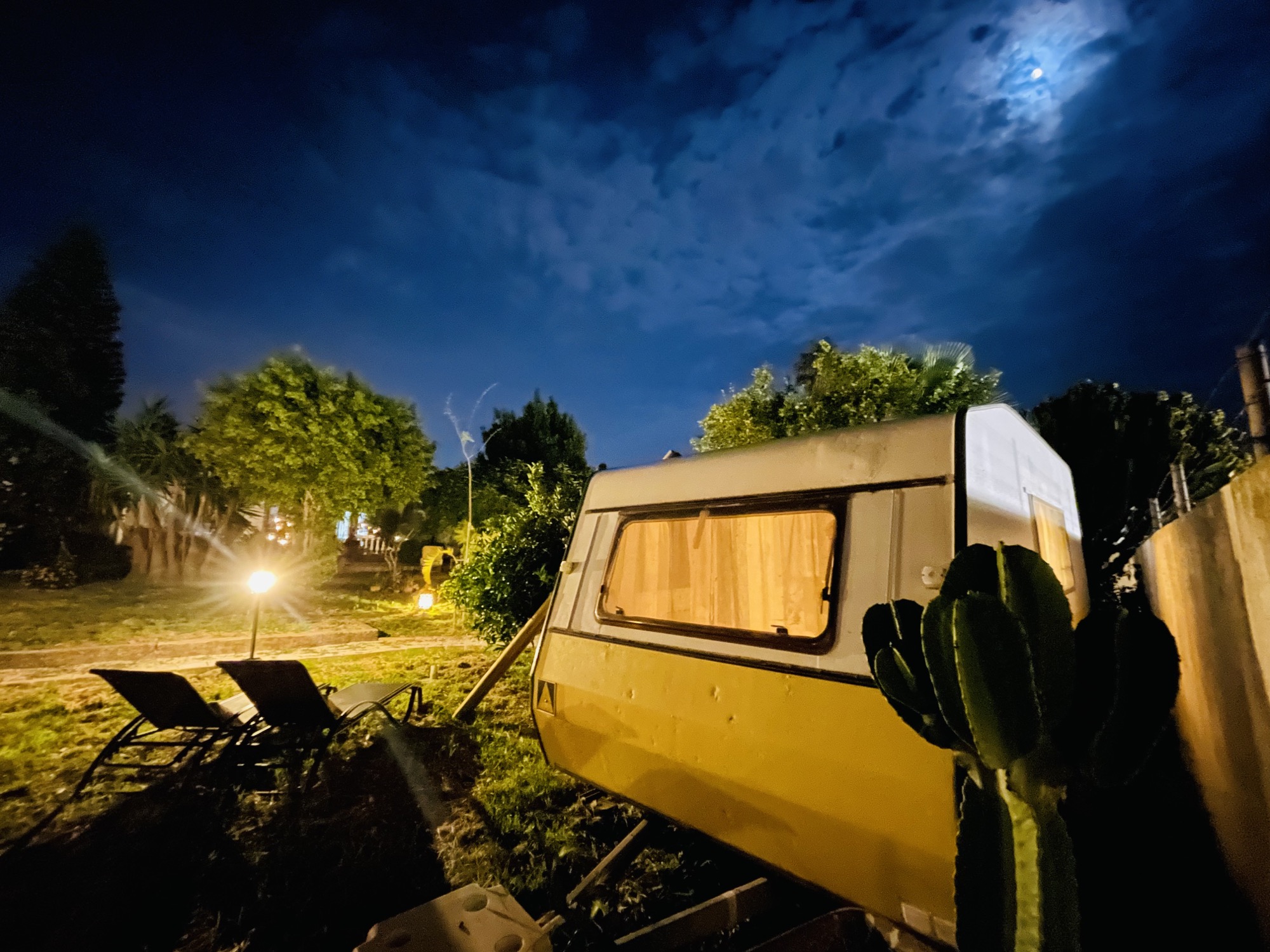 Caravana y cielo estrellado — dormir bajo las estrellas