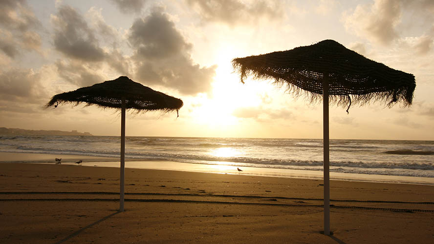 Playa de Fuengirola al atardecer, a pocos minutos de El Jardín de Rosalía
