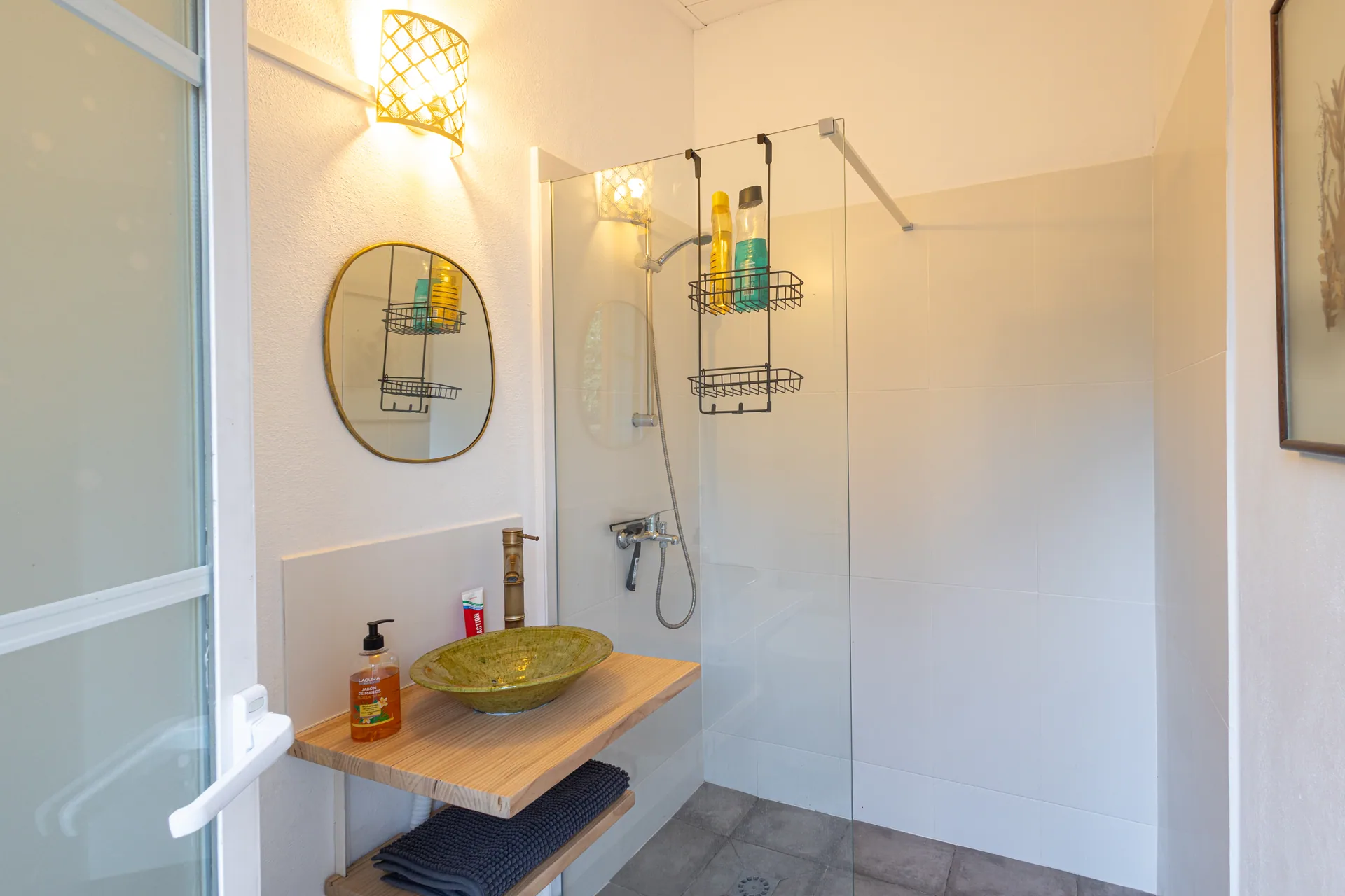 Baño compartido — ducha y lavabo de diseño