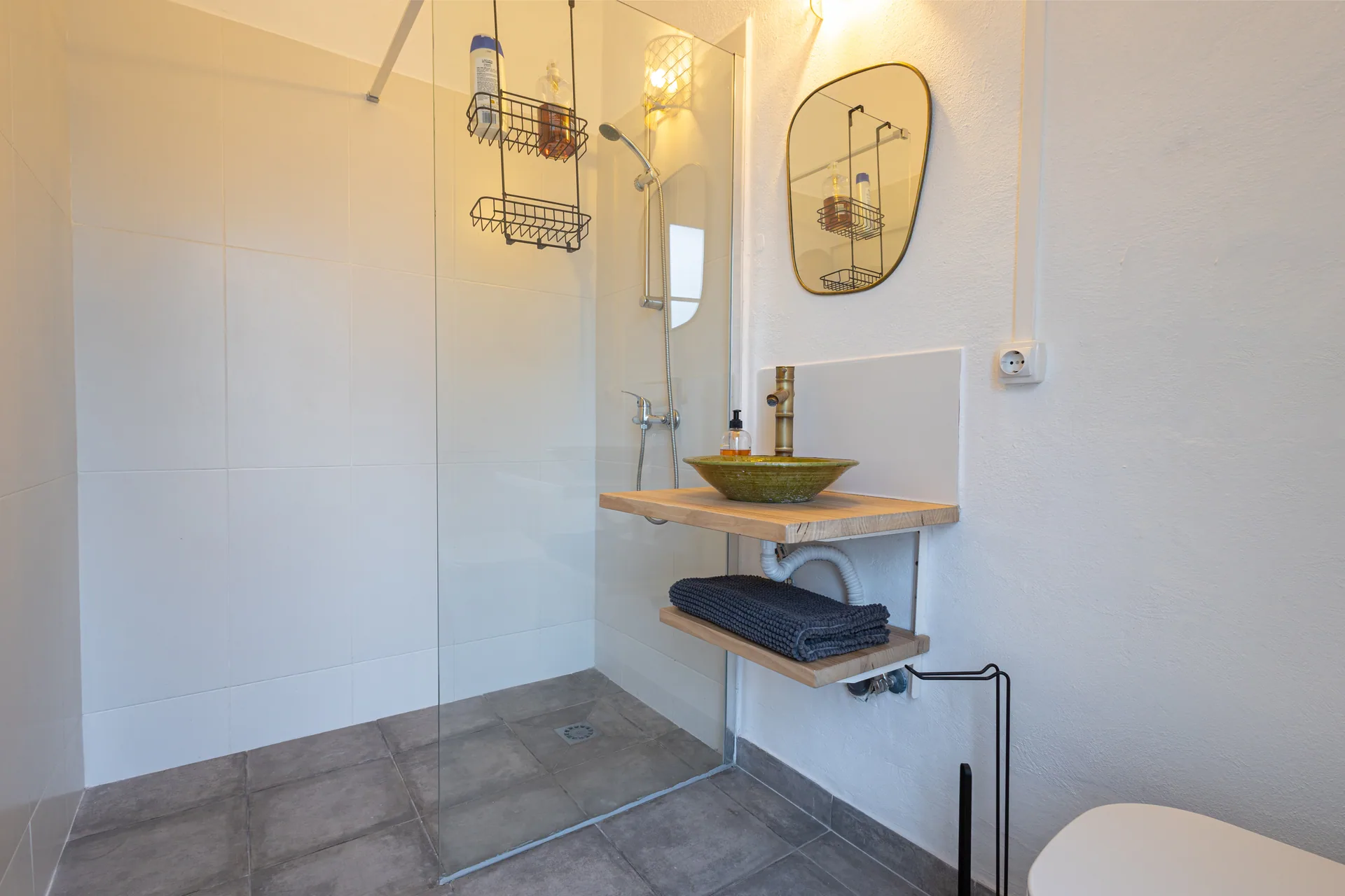 Baño compartido — acabados limpios y luminosos