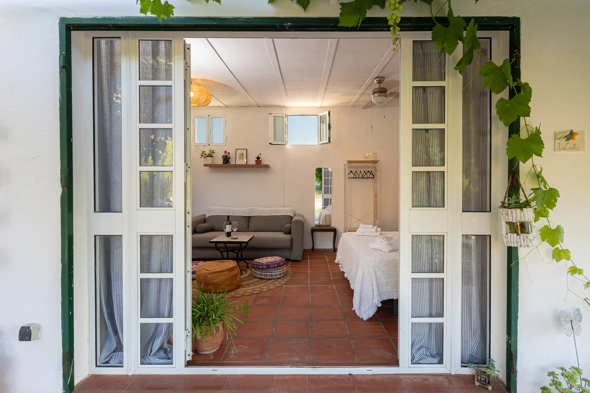 La Casita — salón y dormitorio desde la terraza