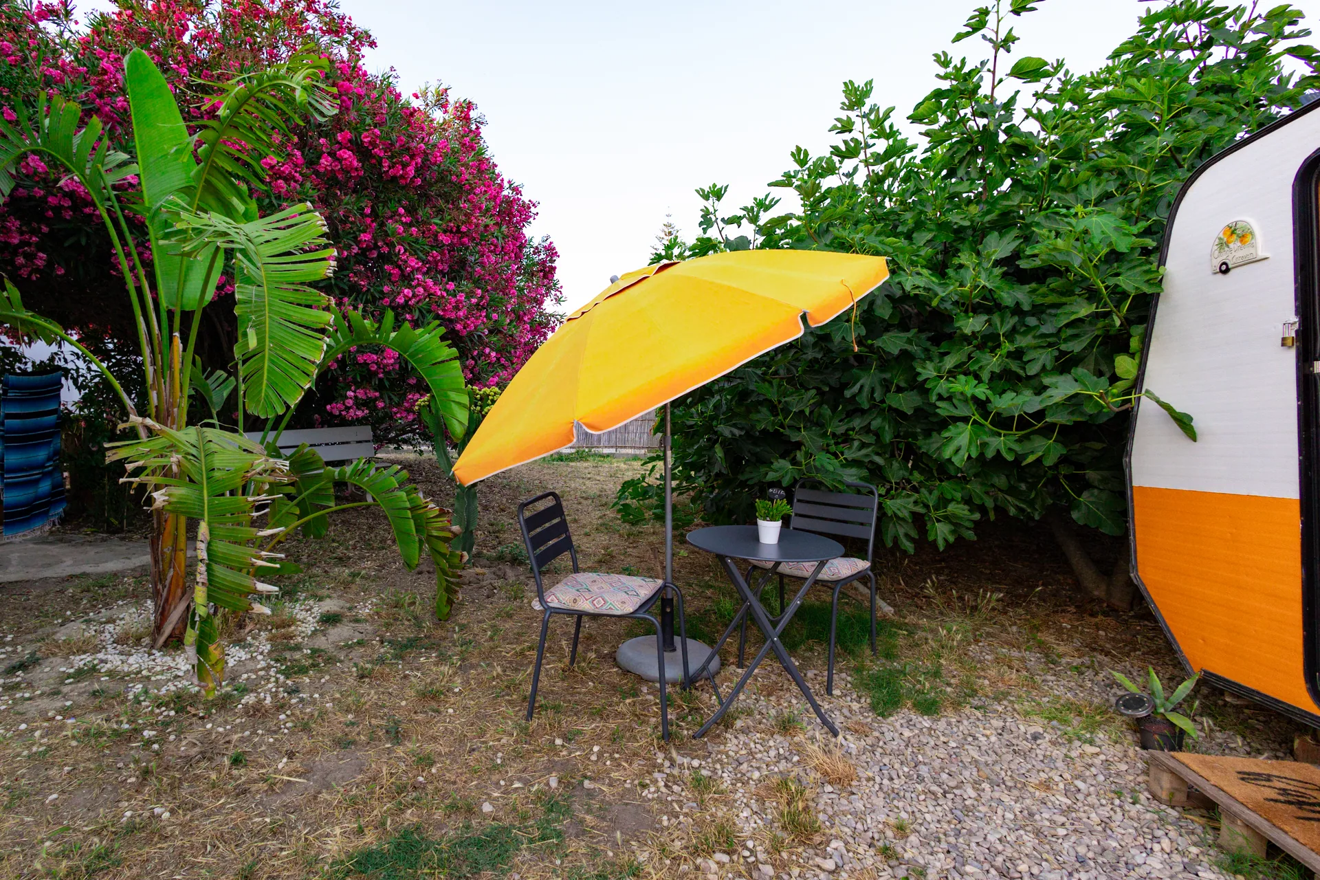 Orange Dreams — terraza privada bajo sombrilla amarilla